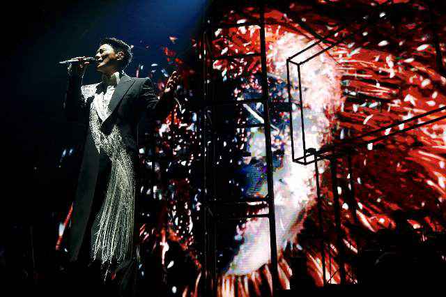 张信哲时尚满分现身台北庆功宴 100分演出笑称几度险落泪