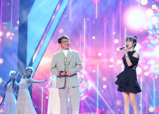 成龙获音乐类大奖 叶蓓分享《青春无悔》背后故事