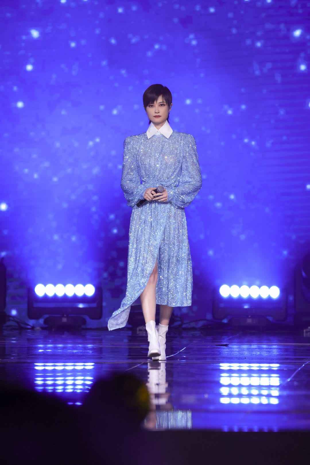 李宇春中秋三台晚会频亮相 以身作则传递正能量精神