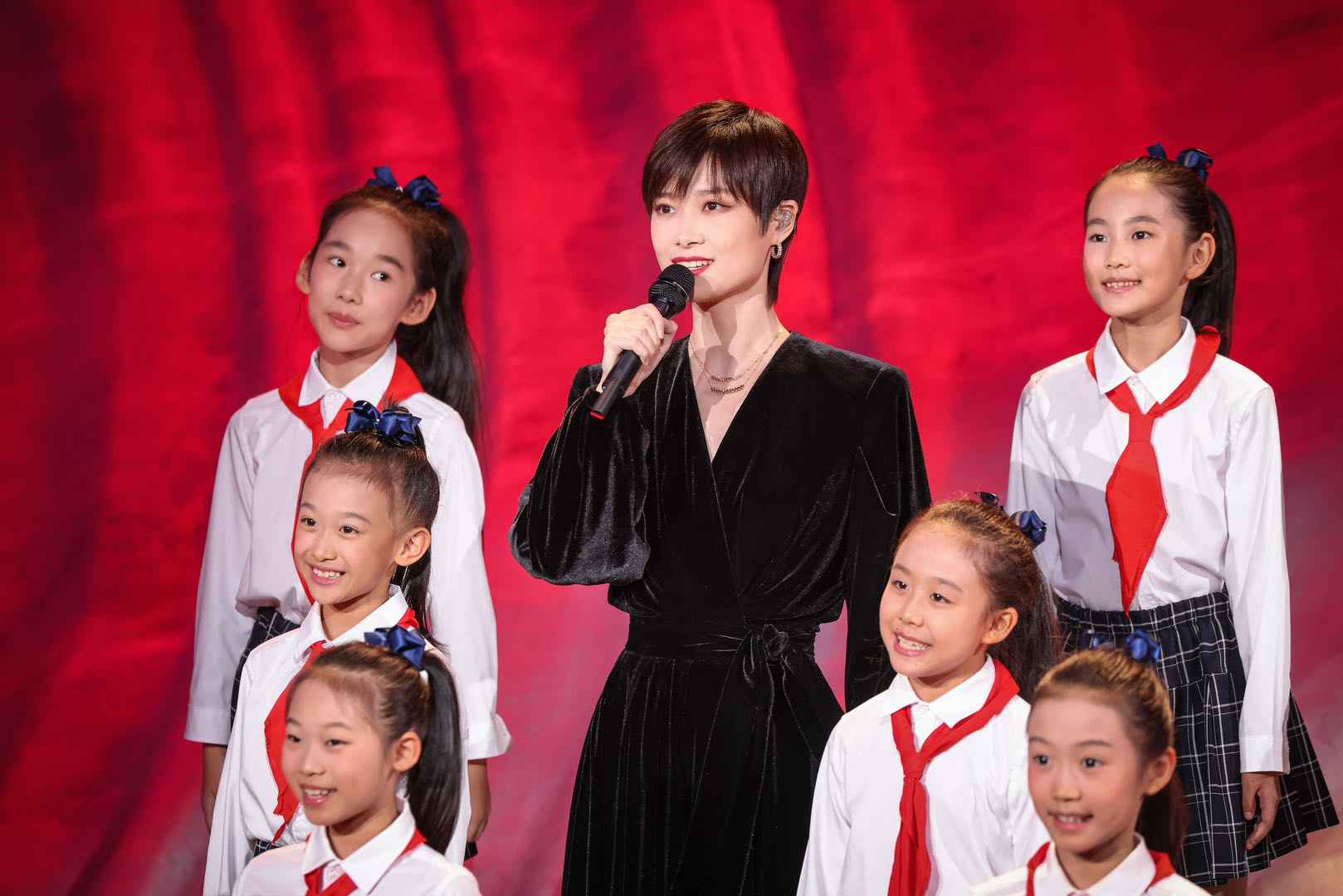 李宇春中秋三台晚会频亮相 以身作则传递正能量精神