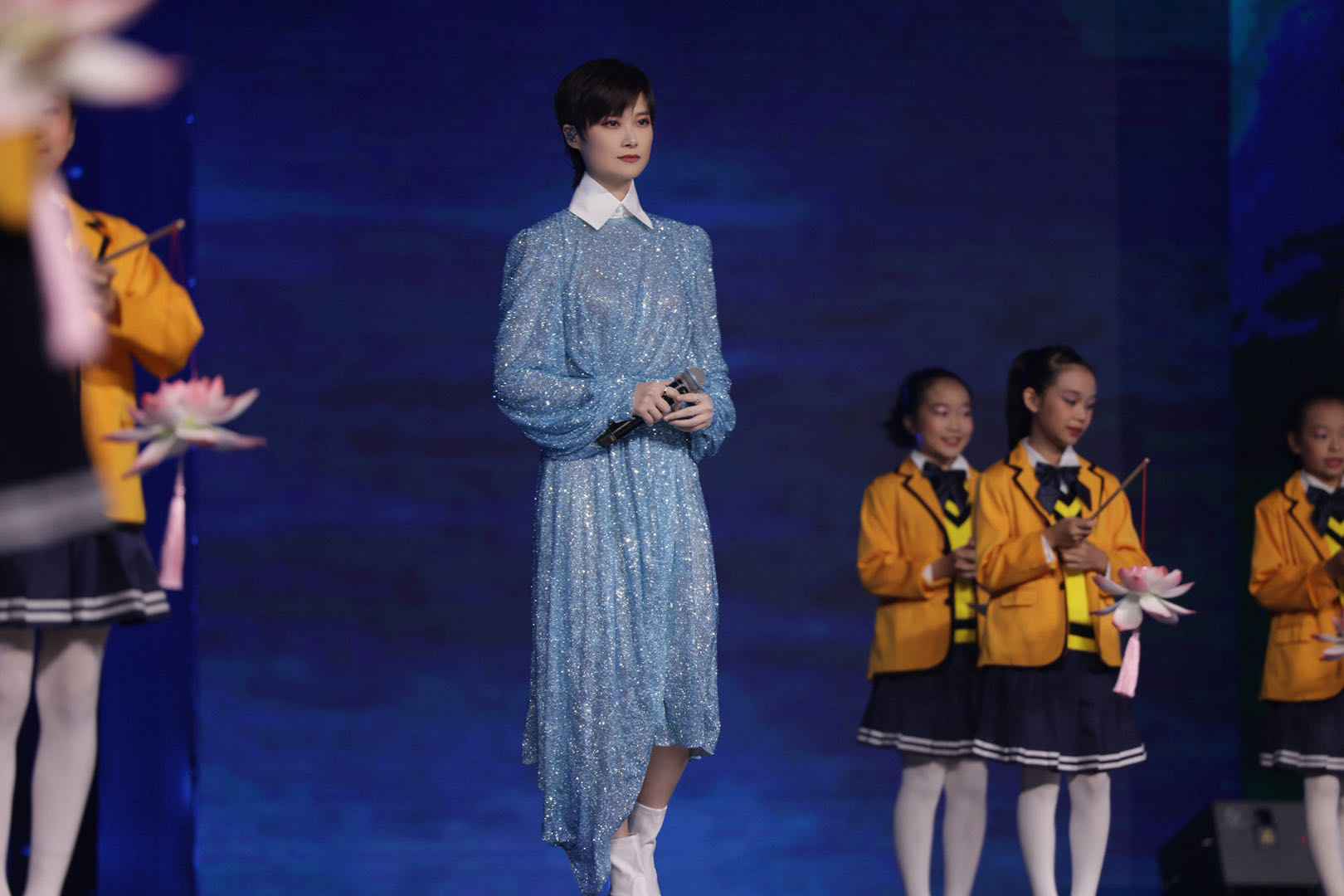 李宇春中秋三台晚会频亮相 以身作则传递正能量精神