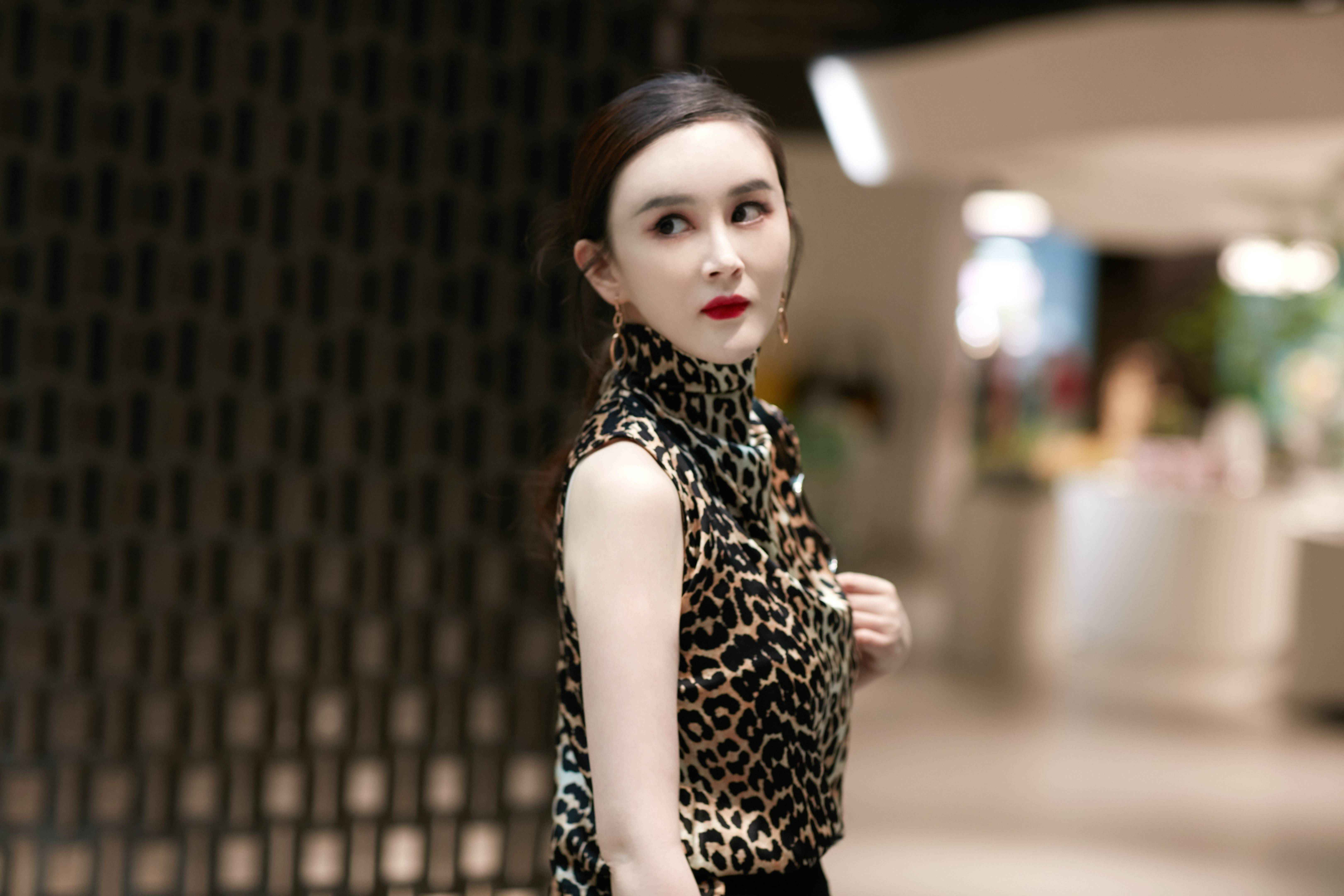 刘竞矜贵豹纹，优雅干练中透露灵动小个性