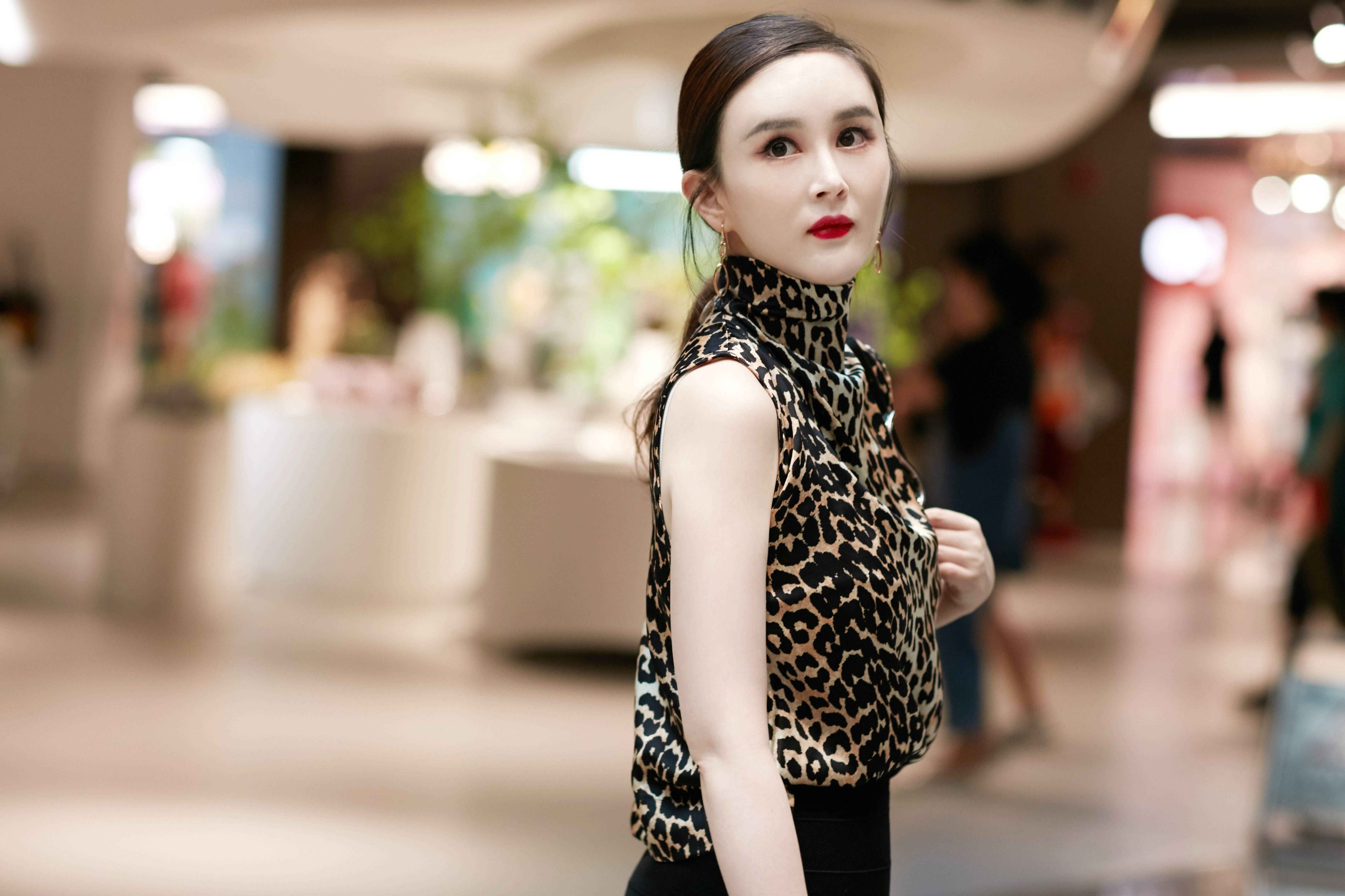 刘竞矜贵豹纹，优雅干练中透露灵动小个性