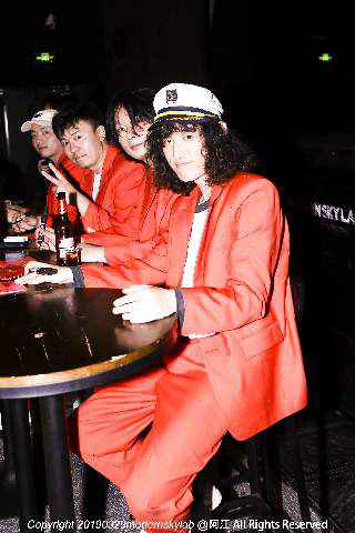 马赛克乐队“劲歌热舞”巡演正篇完结，这支乐队在台上给自己“打了码”