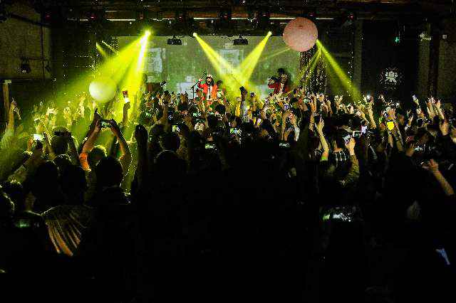 马赛克乐队“劲歌热舞”巡演正篇完结，这支乐队在台上给自己“打了码”