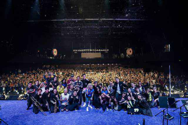 何超仪开唱邀林子祥任神秘嘉宾 与卢凯彤隔空合唱