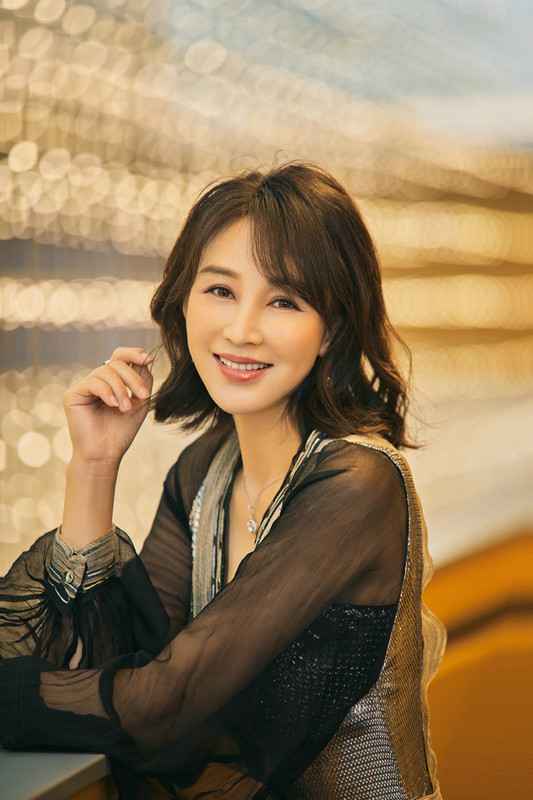 岳丽娜亮相北京时装周 造型吸睛尽显风雅之姿