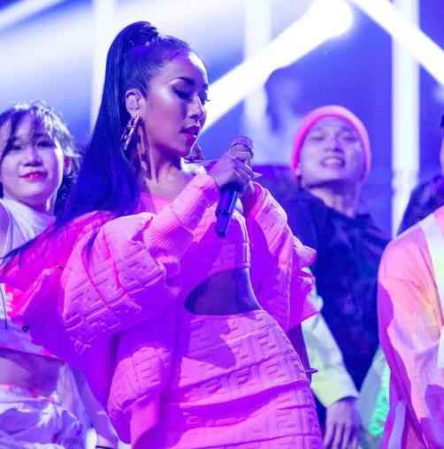 舞台灯光突然熄灭 吉克隽逸稳定发挥