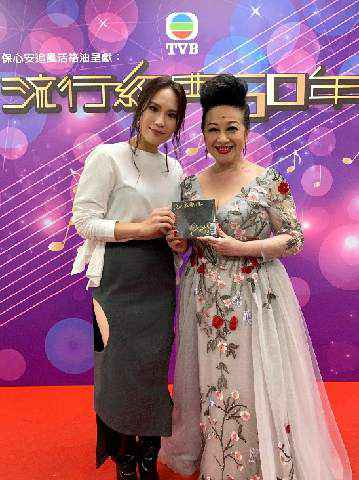 “灵魂歌姬”吕蔷携新碟入港宣传 翻唱《当爱已成往事》致敬经典