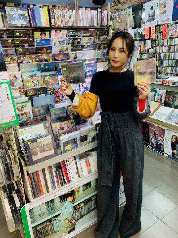 “灵魂歌姬”吕蔷携新碟入港宣传 翻唱《当爱已成往事》致敬经典