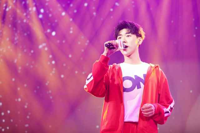 太撩人！王博文现身PONY嘉年华 甜蜜演唱实力圈粉