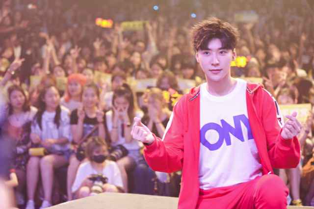 太撩人！王博文现身PONY嘉年华 甜蜜演唱实力圈粉