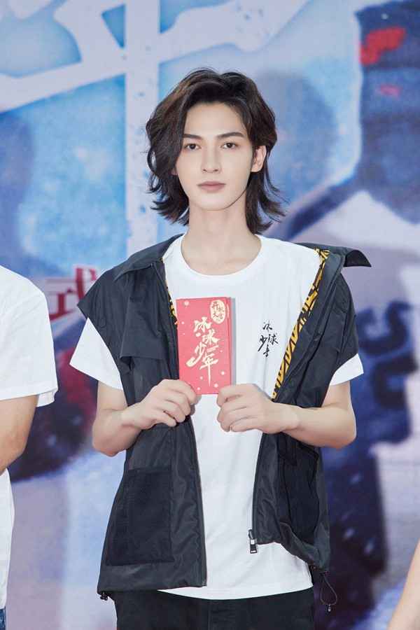 朱正廷出演《冰球少年》解锁运动“天才”人设