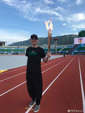 歌手平安亮相四川省运动会开幕式 激情献唱主题歌