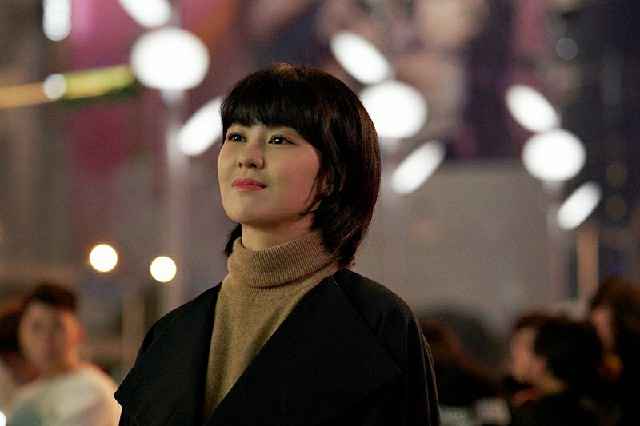 郁可唯新专辑《路过人间》同名主打MV首播 传递豁达人生态度