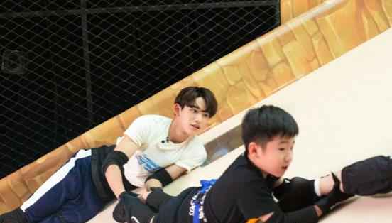 威神V合体闯关《麦咭6》，钱锟脑力惊人黄旭熙“亮肌肉”