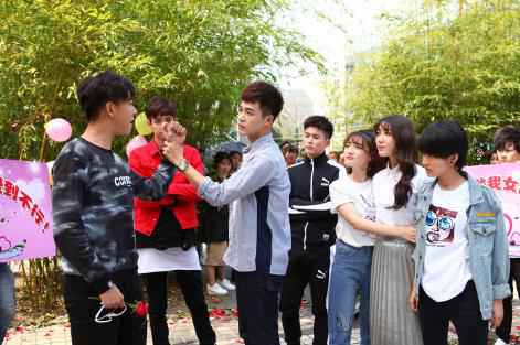 《南北兄弟》发布主海报定档11月24日温暖来袭