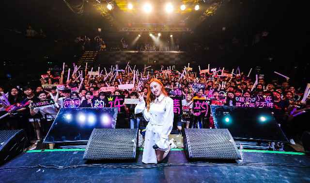 港妹许靖韵音乐会化身“能量小宇宙”多曲连唱撒福利