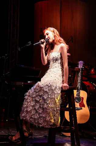 港妹许靖韵音乐会化身“能量小宇宙”多曲连唱撒福利