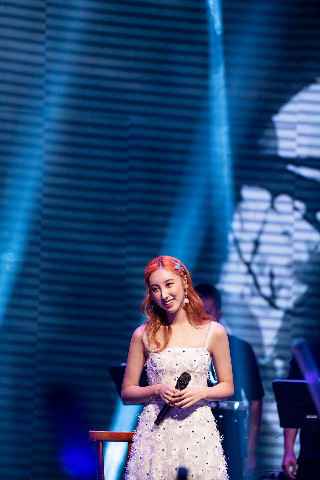 港妹许靖韵音乐会化身“能量小宇宙”多曲连唱撒福利