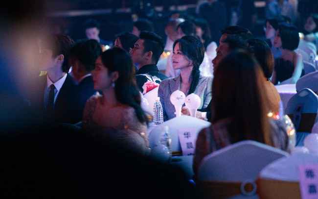 舒淇出席湾区升明月中秋晚会 香槟色礼裙干练优雅