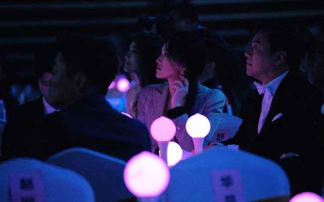 舒淇出席湾区升明月中秋晚会 香槟色礼裙干练优雅