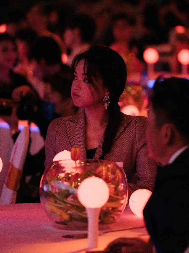 舒淇出席湾区升明月中秋晚会 香槟色礼裙干练优雅