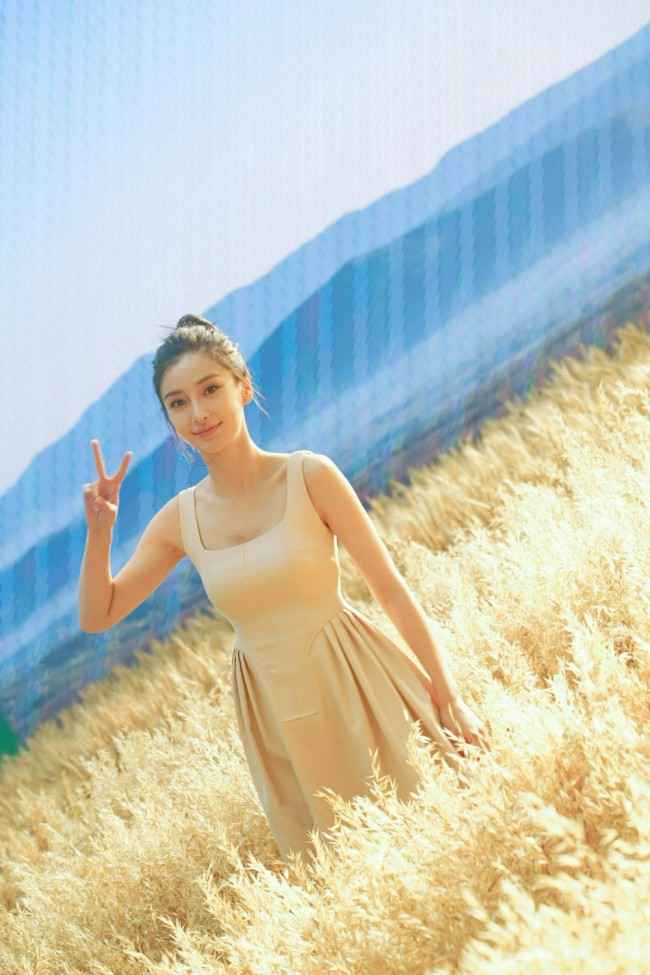 32岁baby拍摄花絮照曝光 置身麦田氛围感十足