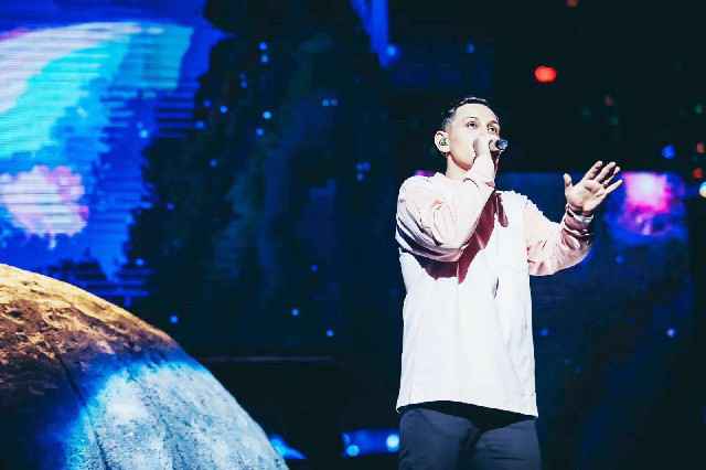 艾热荣获《东方风云榜》“最受欢迎说唱歌手”,深情献唱《星球坠落Falling》