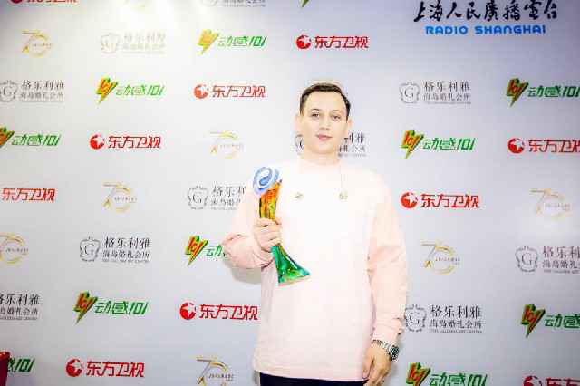 艾热荣获《东方风云榜》“最受欢迎说唱歌手”,深情献唱《星球坠落Falling》