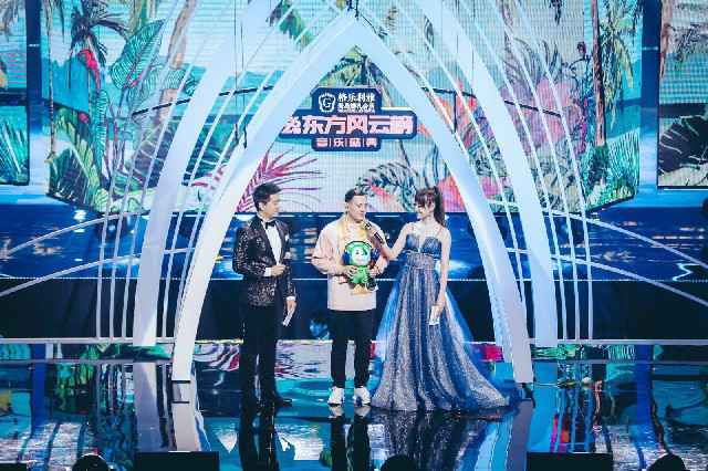 艾热荣获《东方风云榜》“最受欢迎说唱歌手”,深情献唱《星球坠落Falling》