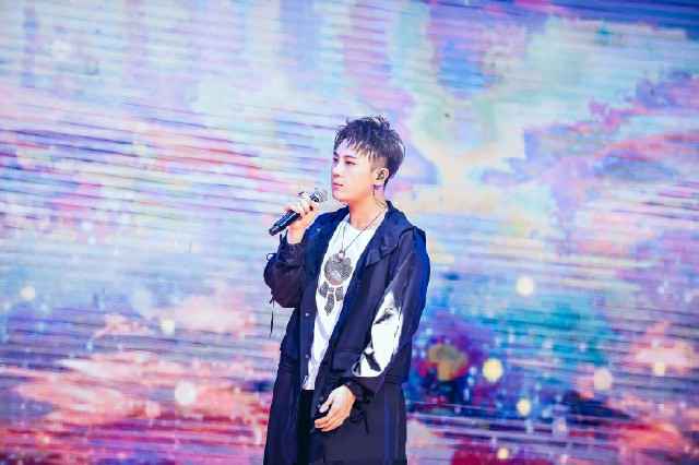 新声代歌手齐羽嘉喜提《东方风云榜》“最佳新人奖”