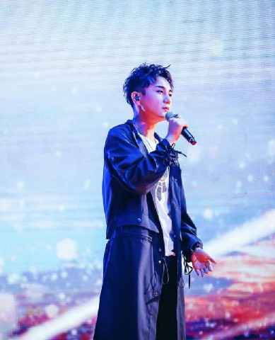 新声代歌手齐羽嘉喜提《东方风云榜》“最佳新人奖”