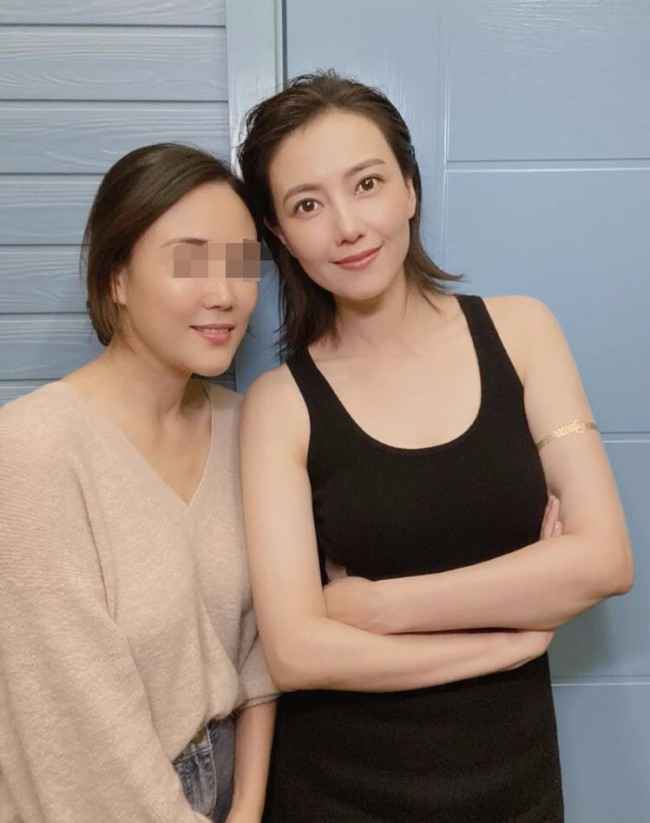 高圆圆吃火锅与店员合照 穿连衣裙状态好