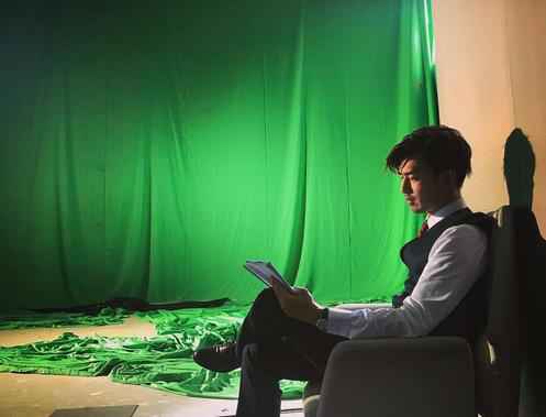 陈柏霖片场手不离书 化身行走的“学习委员”