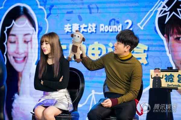 李小璐超短裙亮相 “逗比”贾乃亮玩偶逗娇妻