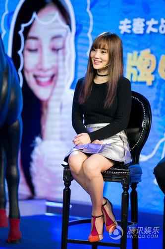 李小璐超短裙亮相 “逗比”贾乃亮玩偶逗娇妻