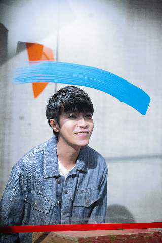 吴青峰《蜂鸟》MV上线,轻快曲风引人单曲循环