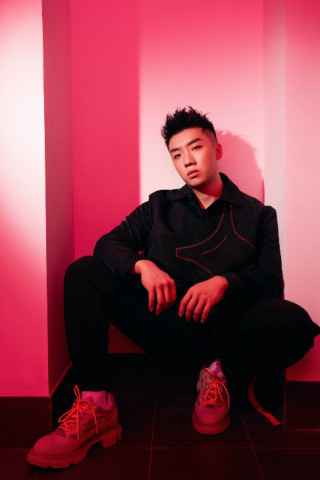 杨和苏现身东方卫视618超级秀晚会 一首《命不由天》点燃全场