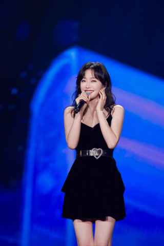 秦岚黑色短裙性感优雅 献唱《喜欢你》糖分超标