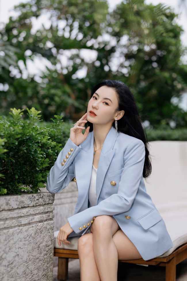 张柏芝现身活动状态好 半身裙秀腿部线条