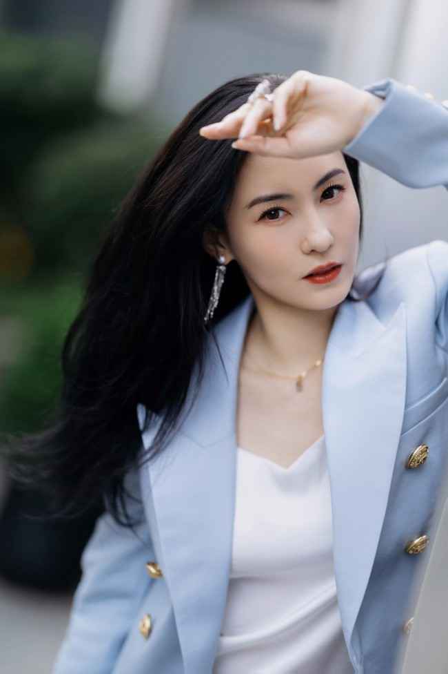 张柏芝现身活动状态好 半身裙秀腿部线条