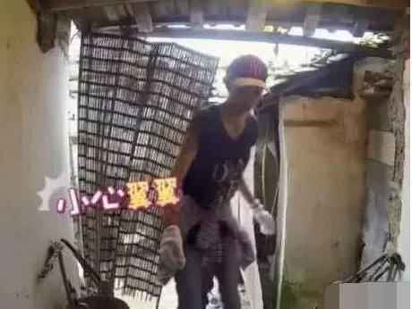 鹿晗农村上厕所，脱口六个字惹众人笑喷：北京孩子的小骄傲！