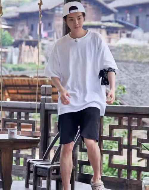 鹿晗农村上厕所，脱口六个字惹众人笑喷：北京孩子的小骄傲！