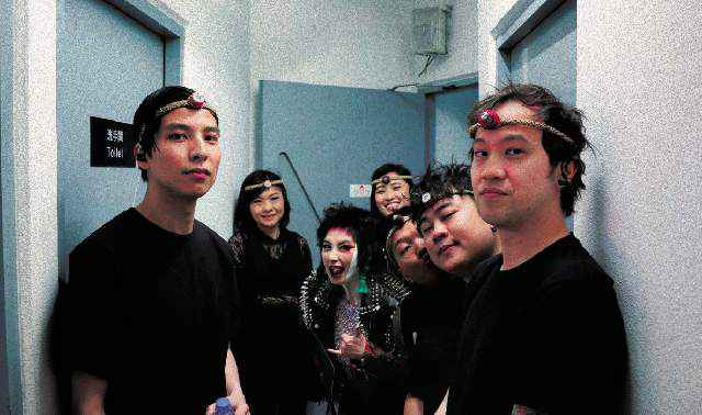 何超仪朋克风登杂志封面 巡回演唱会下月启航