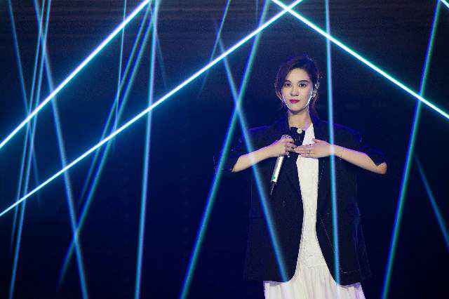 郁可唯“姐姐”初舞台声乐表现力第一 首选舞蹈组引热议