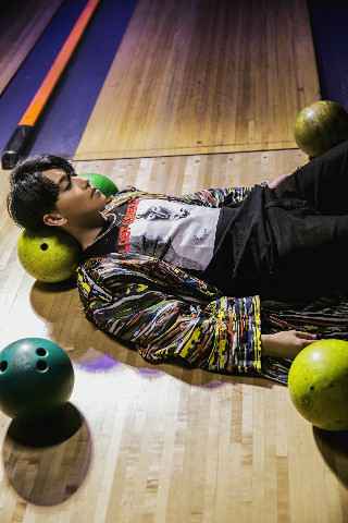 赵泳鑫《躺着》MV邀金曲奖导演执镜 反讽态度再升级