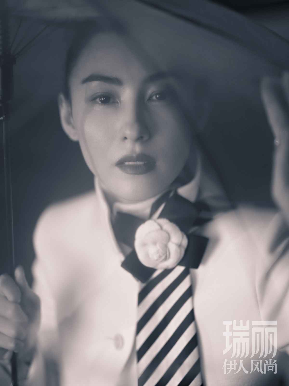 张柏芝《瑞丽伊人风尚》十月刊封面大片 高楼林宇中演绎都市摩登