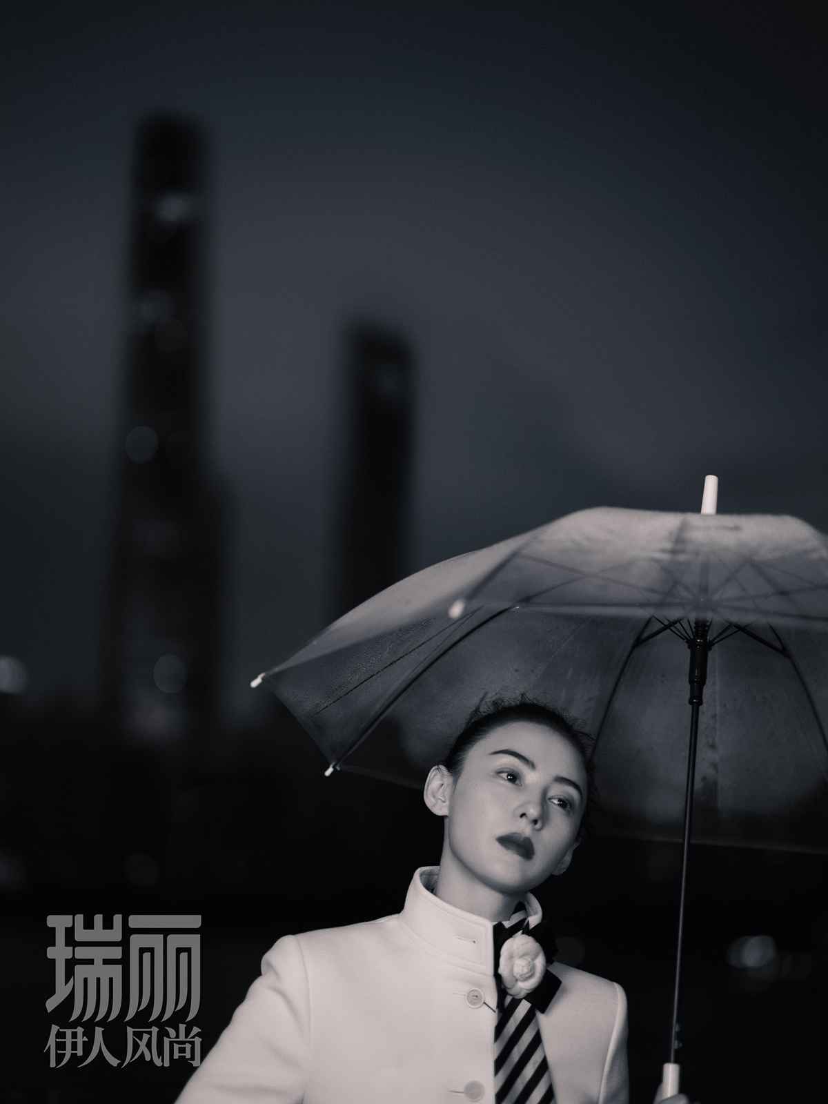 张柏芝《瑞丽伊人风尚》十月刊封面大片 高楼林宇中演绎都市摩登