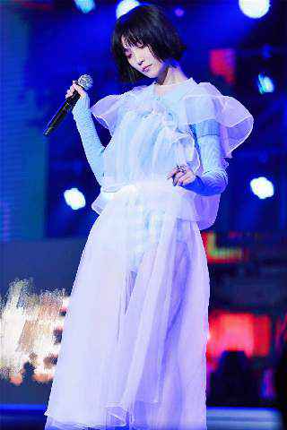 苏诗丁喜获“最受推荐专辑”荣誉 现场献唱《无缘有故》